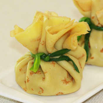Жульен с курицей и грибами в блинном мешочке